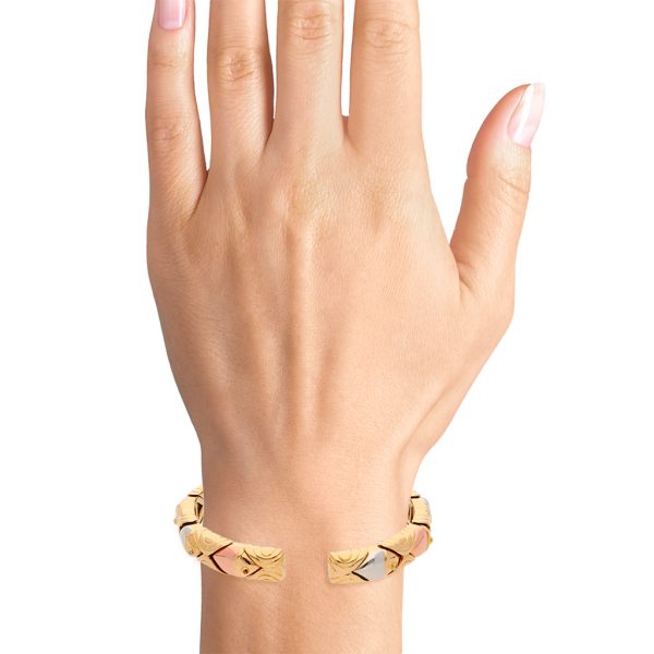 Brazalete hechura abierta con diamantes firma Bvlgari en oro dos tonos 18 kilates. Discount