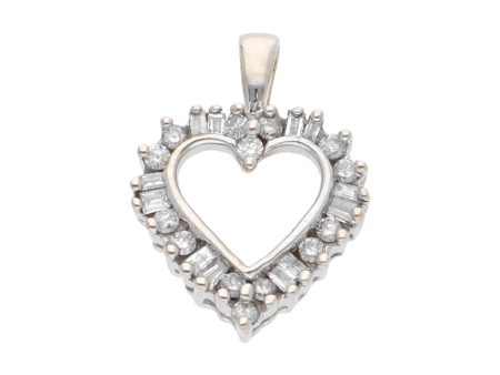 Dije hechura especial motivo corazón con diamantes en oro blanco 14 kilates. Discount