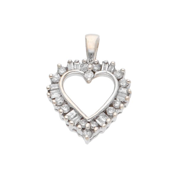 Dije hechura especial motivo corazón con diamantes en oro blanco 14 kilates. Discount