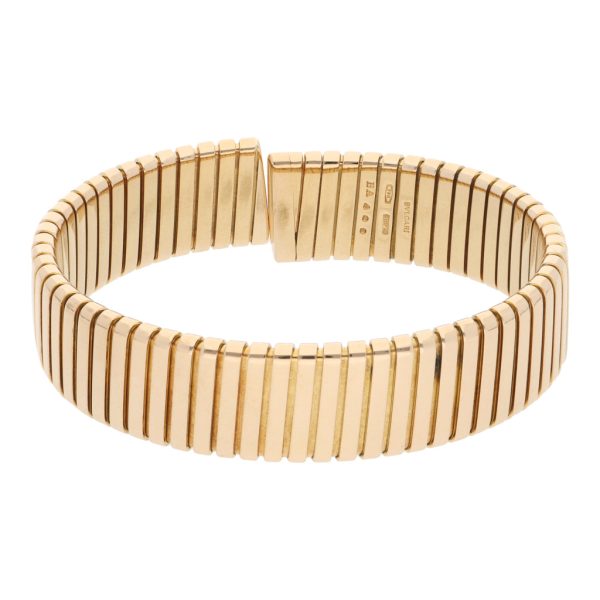 Brazalete abierto acanalado firma Bvlgari en oro amarillo 18 kilates. For Discount